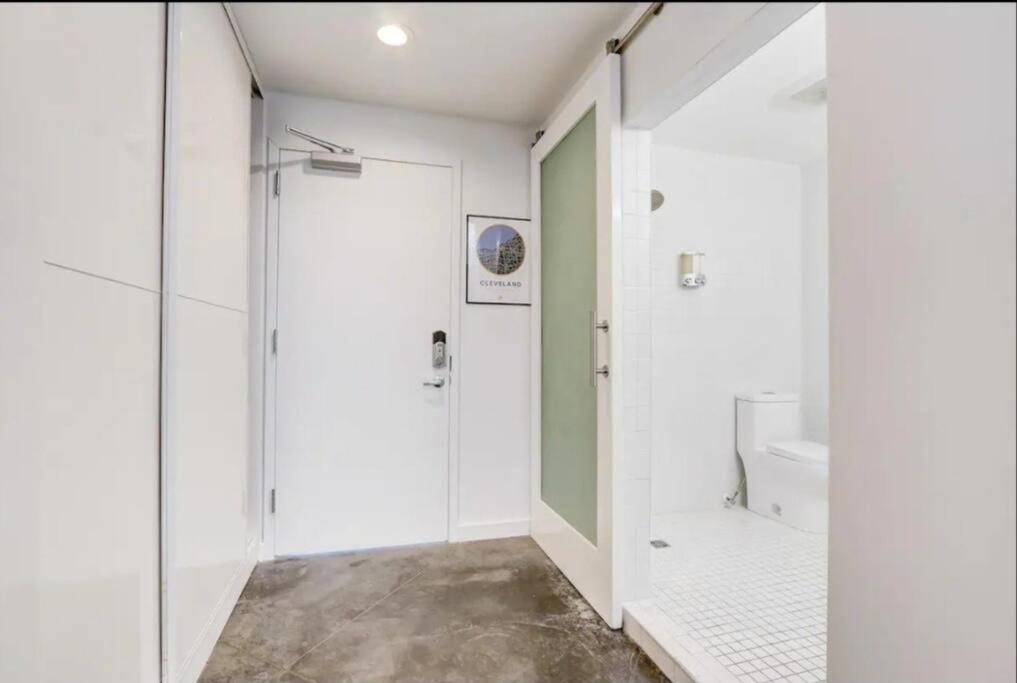 Kcm Mikros Smart 8 Apartment Cleveland